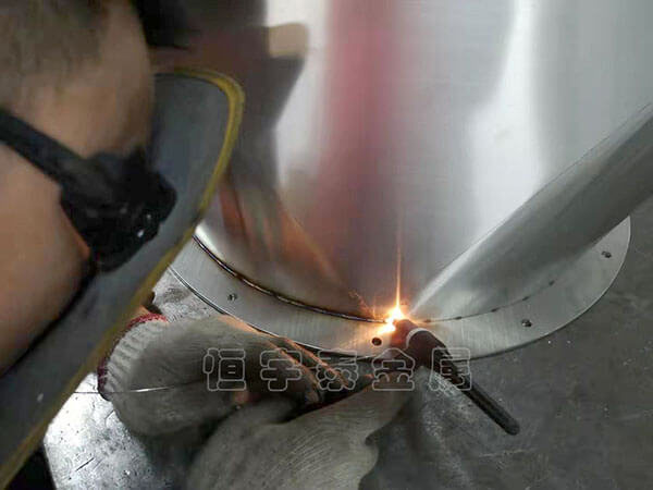 焊接加工 介紹鈑金機(jī)柜生產(chǎn)的焊接工藝的5個(gè)注意點(diǎn)
