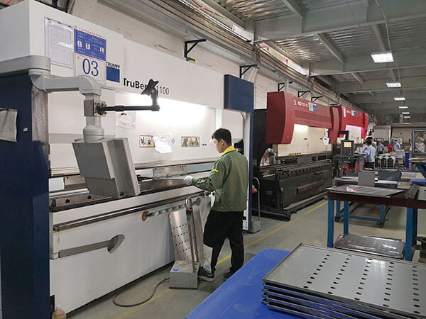 鈑金加工中折彎加工彎模安全調試
