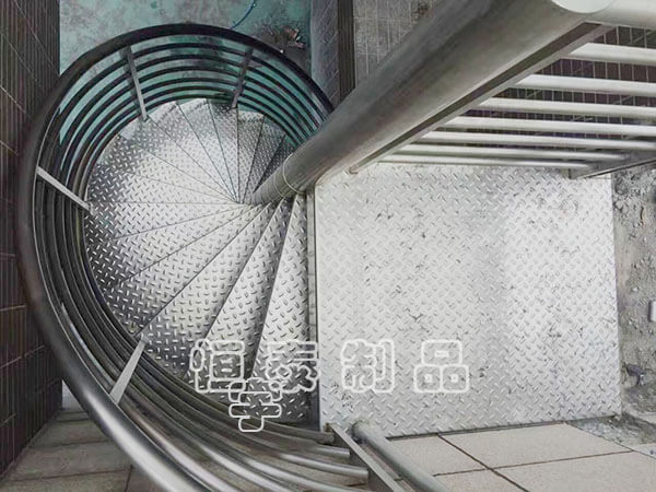對不銹鋼制成的扶手進行表面維護